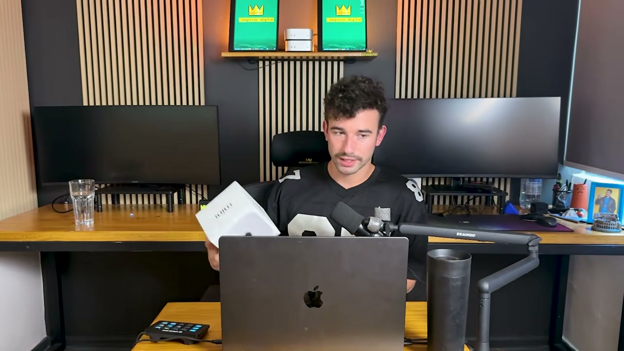 Benjamín Cordero sostiene la caja de un Mac Mini al explicar el entorno de su equipo de agentes