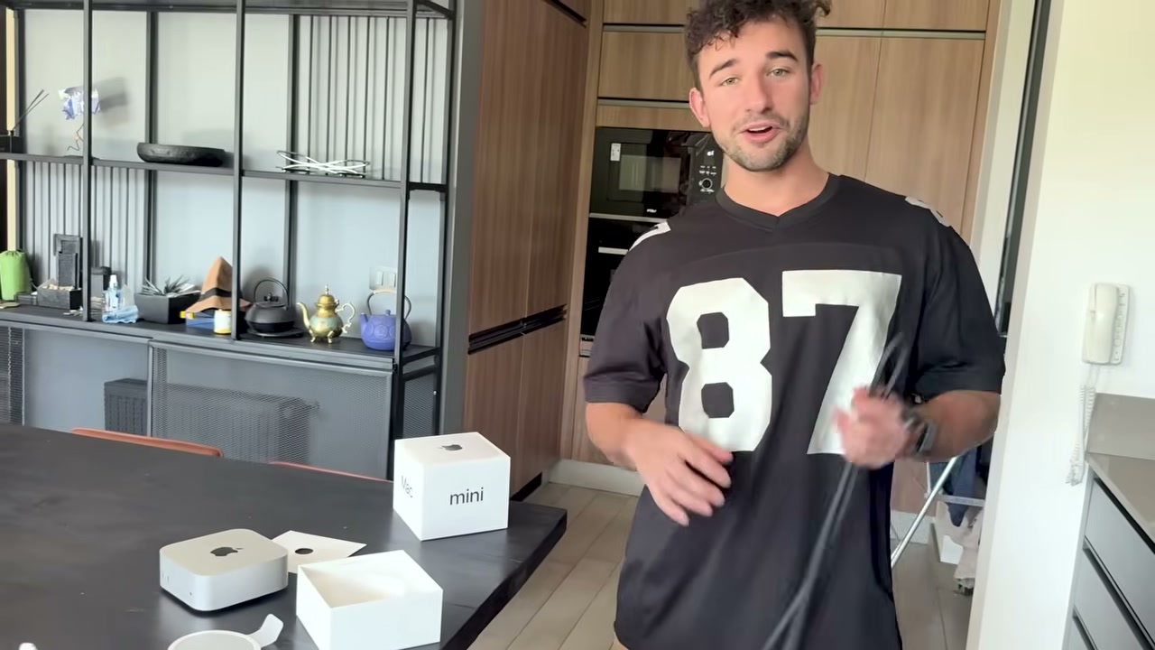 Benjamín Cordero muestra un Mac Mini junto a su caja durante la explicación del equipo dedicado